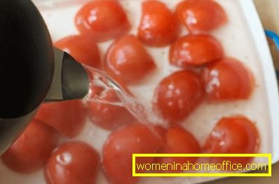Skyll tomater med kokende vann.