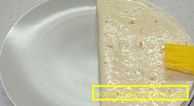 Smør overflaten av pitabrød på begge sider med kremaktig smeltet smør