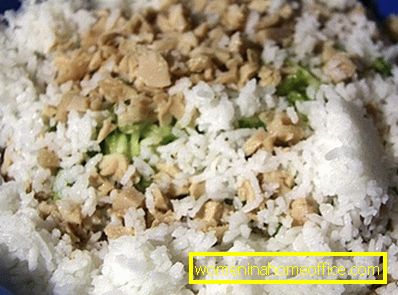 Til kål med agurker legge ut kjøttet av blekksprut og ris